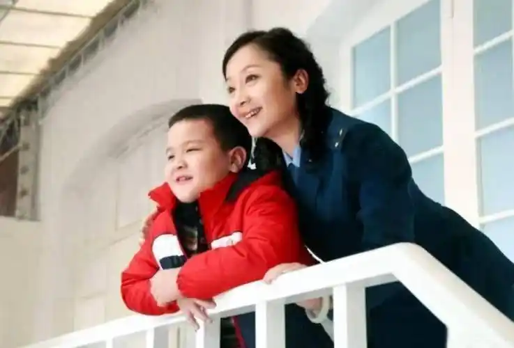 王新军和唐静离婚13年:一个独自带娃,一个婚姻美满_事业有成_北电