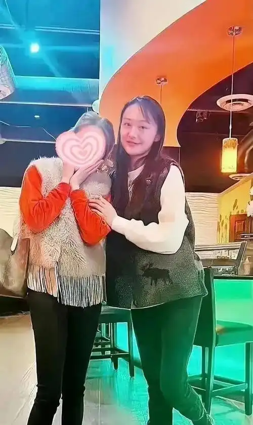 郑爽近况曝光头发稀疏满脸油神情木讷似路人喝自来水为生