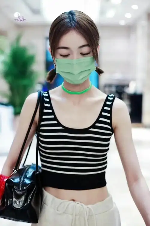 吴谨言虽瘦过头了,穿小吊带配运动裤,身材娇小也能穿出超美效果