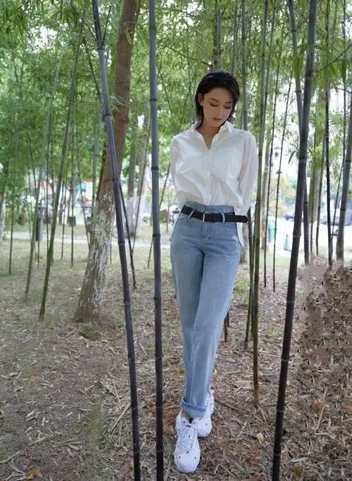 张馨予造型解析:白衬衫 直筒牛仔裤 白色运动鞋▼