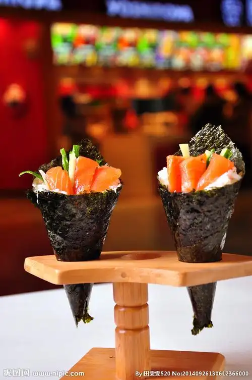 三文鱼手卷寿司图片