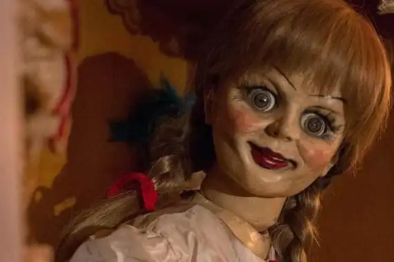 荧幕上非常知名的恐怖娃娃分别是安娜贝尔,恰吉,比利,多莉,以及花子