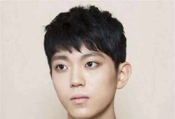 最流行男学生发型让小男生们也可以变潮人