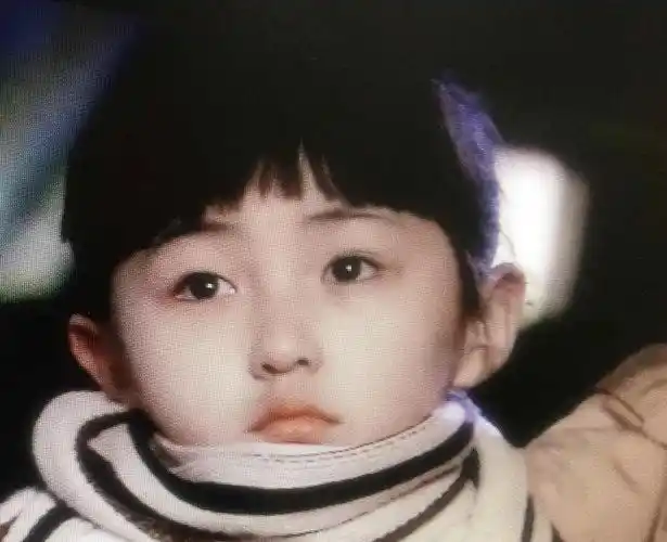 张子枫小时候也太可爱了叭!妹妹萌翻我!
