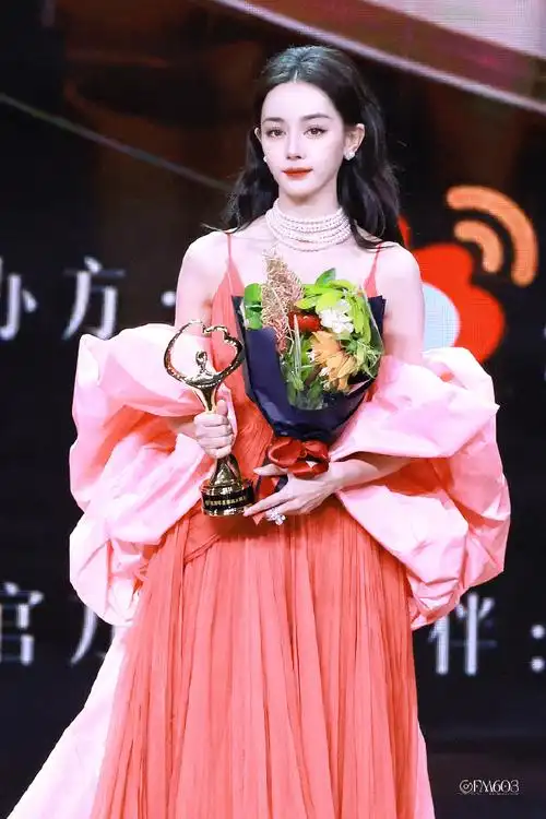 迪丽热巴超话20230325·微博之夜神女爱世人@dear-迪丽热巴#迪丽热巴