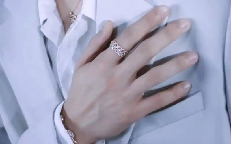 想知道蔡徐坤这手和脸摸起来的触感是什么样的?