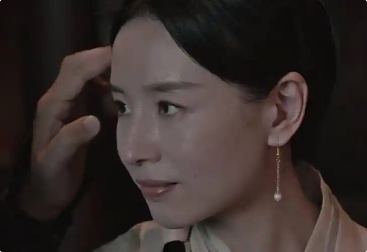 被43岁董洁惊艳到,不整科技变脸,用松弛感诠释优雅老去_凤行_演技