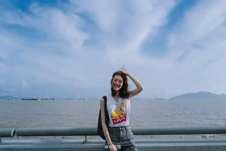 刘雯海边氛围感随拍,蔚蓝的天,蓝色的大海和超美的雯……_高清图集