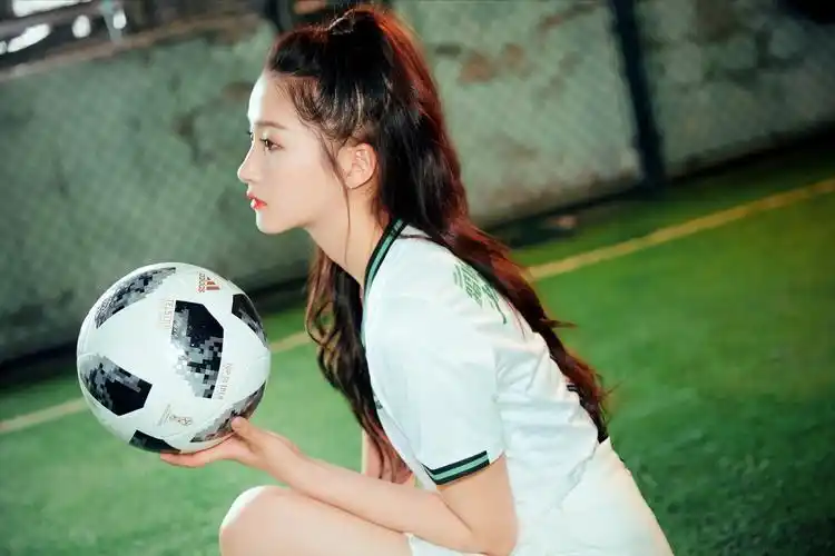 美少女队长关晓彤助梦少年球员 穿百褶裙漫画腿细长