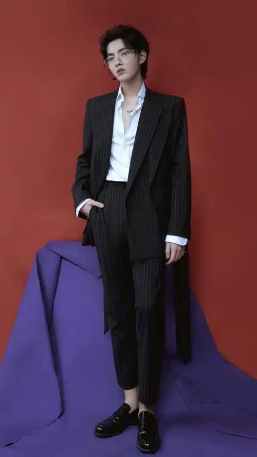 吴亦凡超话|#让女孩子都羡慕的身材#那必须是吴亦凡了直角肩 九头身 1