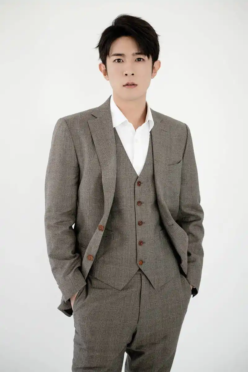 季肖冰西装穿搭,很有斯文霸总的气质,这样的总裁请多来几个