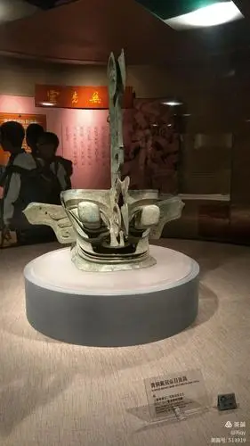 青铜戴冠纵目面具