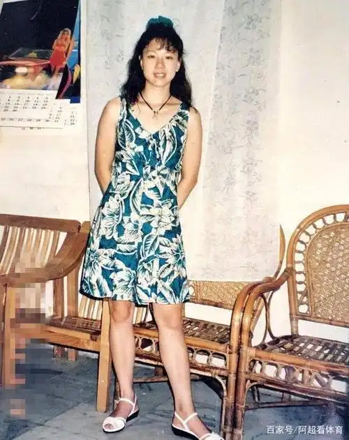 57岁李宁身价百亿,头发脱落显苍老,"体操公主"妻子仍美貌动人