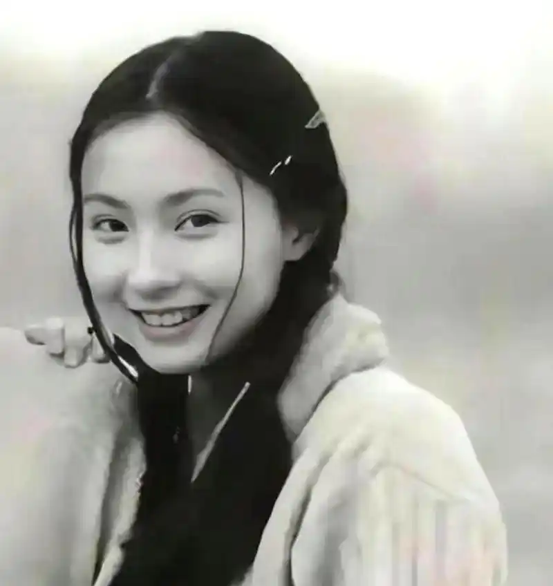 陶虹年轻时的笑容真是迷人动人.