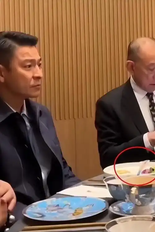 62岁刘德华饭局照曝光陪大佬吃饭显拘谨吃饭小心翼翼阿sa作陪