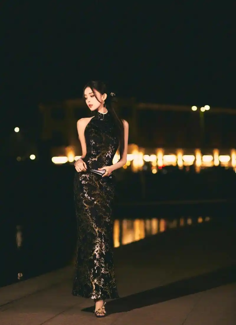 古力娜扎在米兰穿国风旗袍,气质很出众