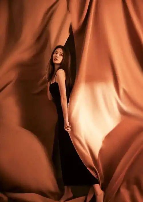 33岁颖儿鎏金氛围感大片曝光,黑色吊带裙勾勒曼妙身姿_时尚_明星_观众