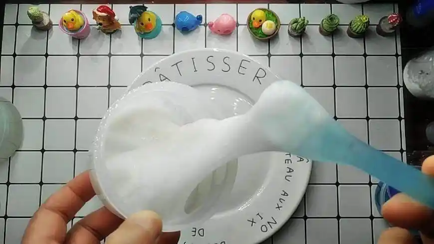 今天,我教大家自制一份可以做史莱姆的胶水,成本只要2毛钱,比买的还要