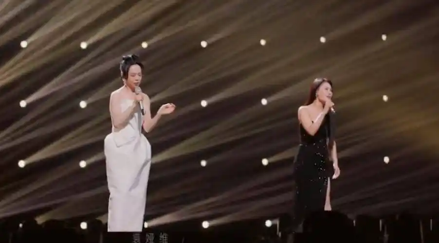 这种对于爱情的反思与无奈的歌曲,黄绮珊和袁娅维的演绎总是有种"脱离