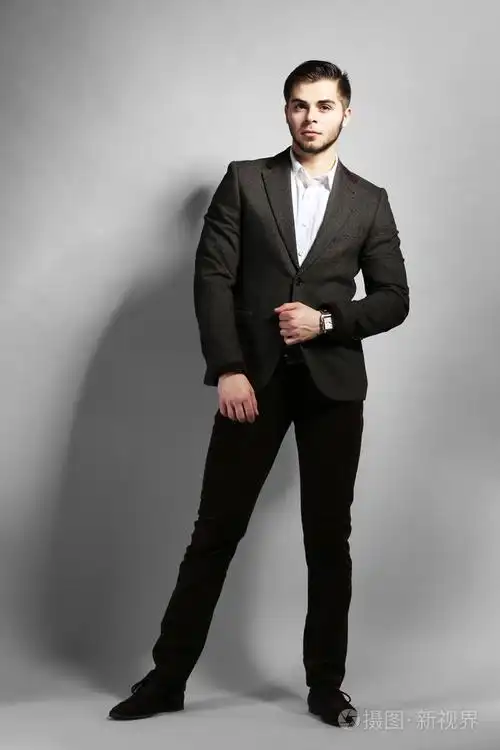 在灰色的背景上西装的优雅男人