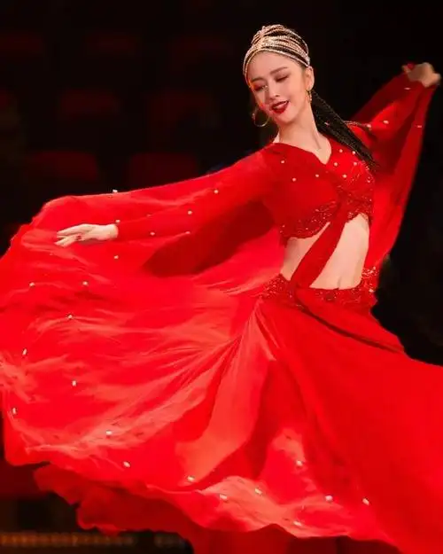 38岁佟丽娅最新舞台照超美艳 红衣似火性感热辣