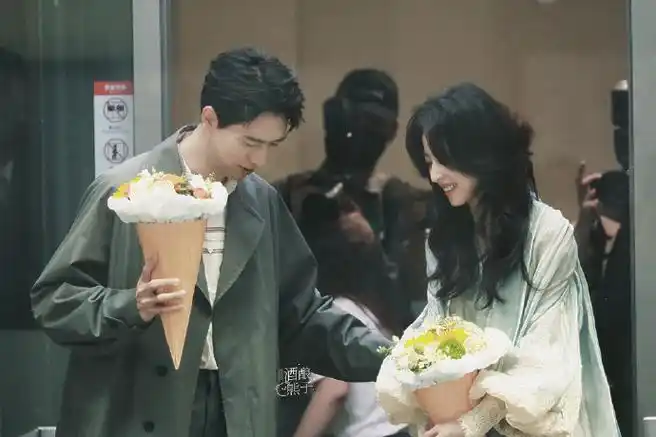 李现周雨彤新浪扫楼##李现周雨彤电梯神图