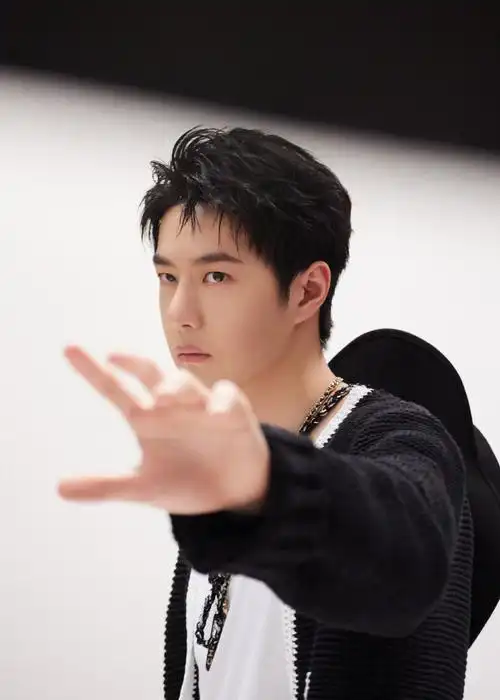 王一博街舞5毛衣造型花絮照##王一博这就是街舞5最新花絮照