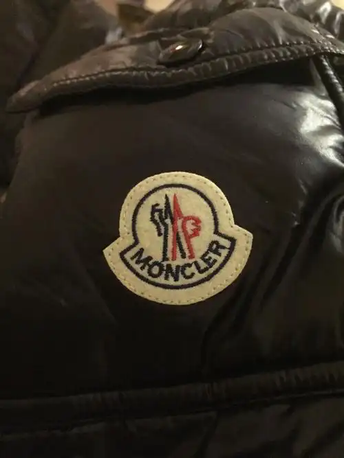 请问大家 蒙口羽绒服 这个logou 是正品吗 昨天在 秋林国际买的 但是