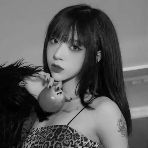 高冷范黑白女生头像