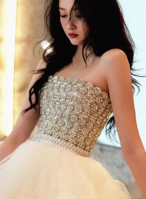 关晓彤白色纱裙梦幻惊艳 对镜甜笑娇美可人