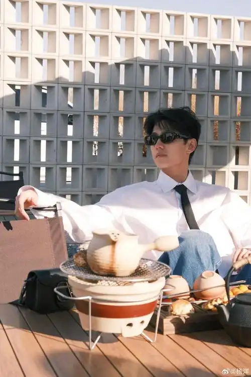 杨洋新年后的第一拍白衬衫黑领带墨镜造型简直太酷太帅了吧