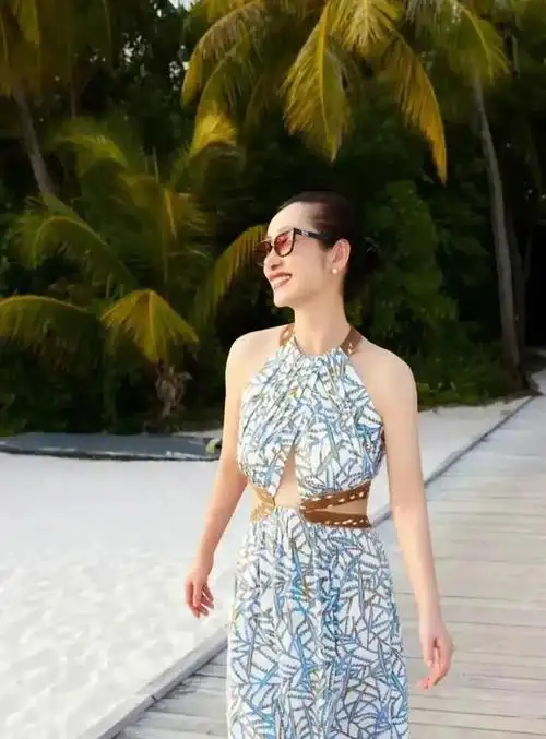 秦海璐海边度假美照