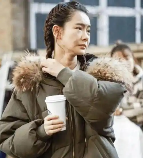 38岁戚薇素颜近照曝光,脸部下垂老态显露,双眼成"悲伤蛙"_整体_照片