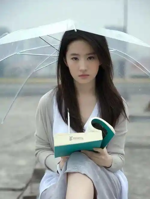 为何刘亦菲一直单身?照片解密,引发热议!