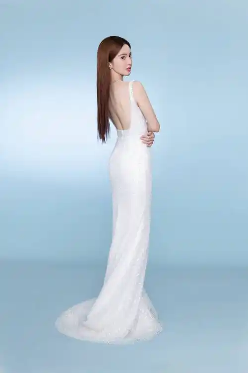 金晨着纯白色礼裙大秀美背曲线曼妙温柔动人