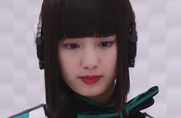 假面骑士01伊兹演员逐渐发福东映养猪场开始行动给小秘书开小灶_桌子