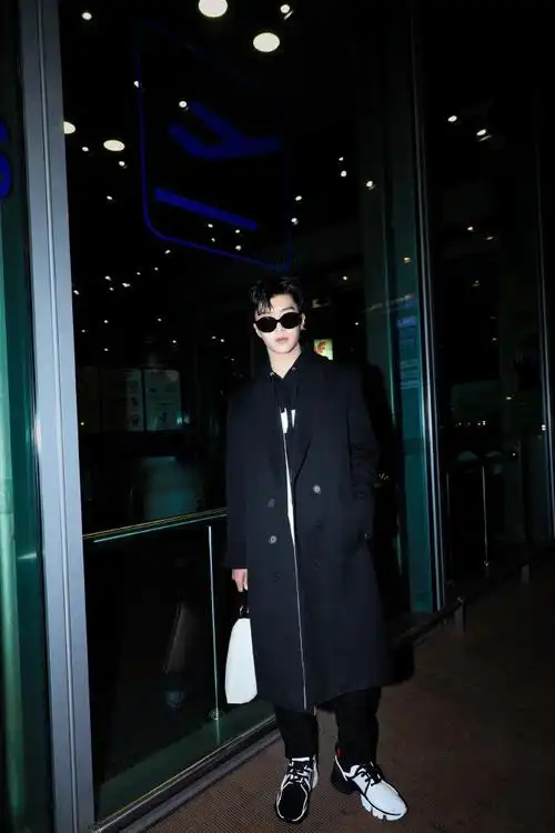 全身黑色搭配的范丞丞时尚表现力出色,内敛而强势的气场优越无比.