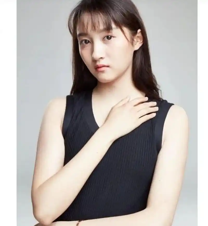 几年前的关晓彤被拍到了几张素颜照片,那时候的她身材高大壮实,给人