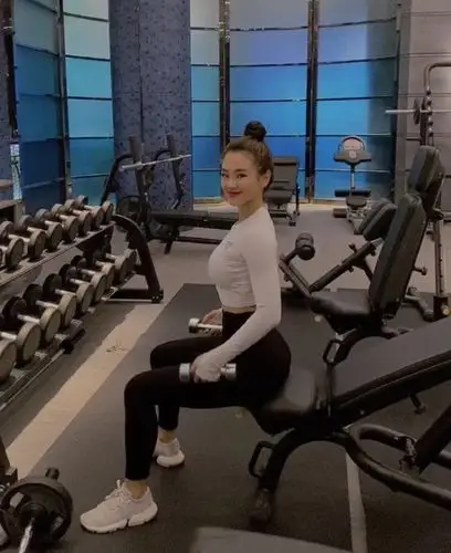 励志女教师坚持健身4年不仅收获完美身材还拿下比基尼冠军