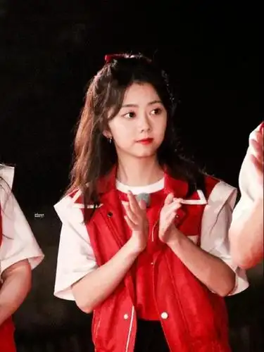 奔跑吧金靖狂撩蔡徐坤,营造多场搞笑名场面,谭松韵一枚安静吃货