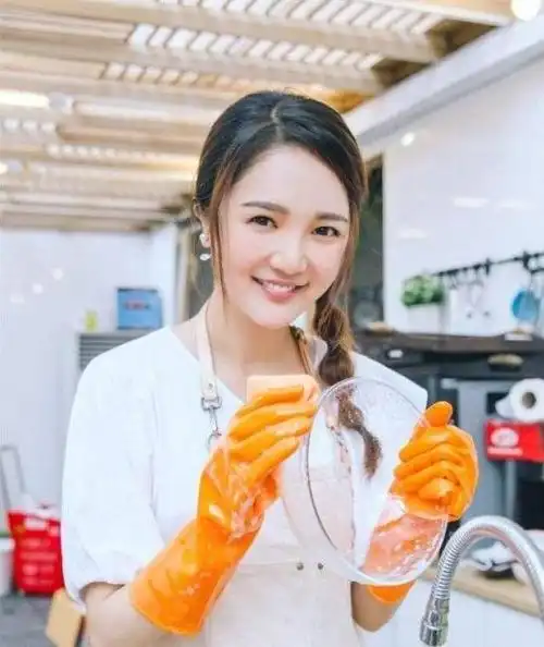 湖南元宵喜乐会上,靳梦佳脸变化大认不出,连沈梦辰都躺枪!_网易订阅