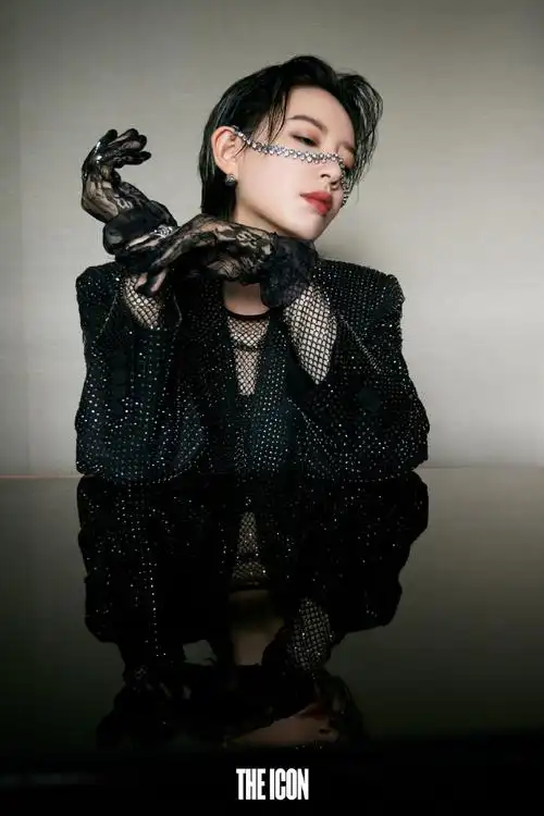 李斯丹妮西装&裤子:giuseppe di morabito内搭:@onehug官方微博链链