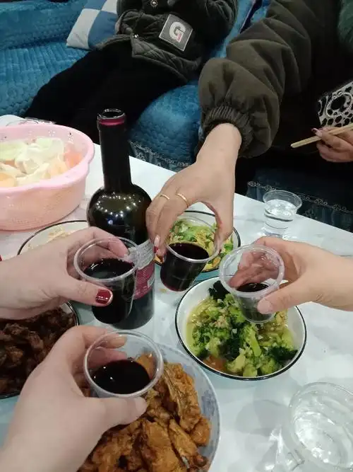 l丫头:已经好久没有喝酒了,其实酒也不是很好喝,也不是真的很爱喝