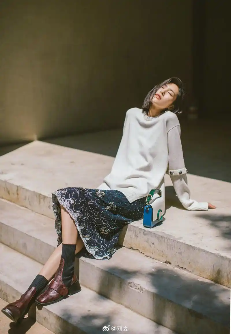 不可思议超模刘雯夏日时髦穿搭竟然就用一双鞋征服网友