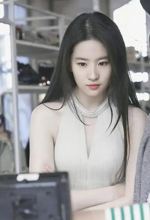 刘亦菲身材高挑,皮肤白皙,有着完美的高颅顶.