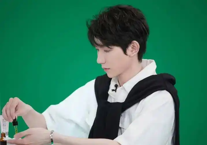 国民偶像王源出席品牌活动,每次都美得惊人,期待今天的倩碧活动_直播