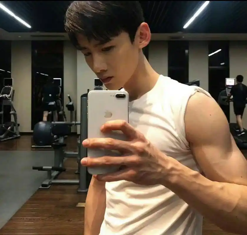 白敬亭是瘦,但是都是肌肉,那么我们的宋轶小朋友可以承受吗