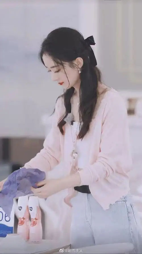 饭拍路透#赵丽颖最新饭拍路透也太美啦,拼接外套黑色渔夫帽休闲随性