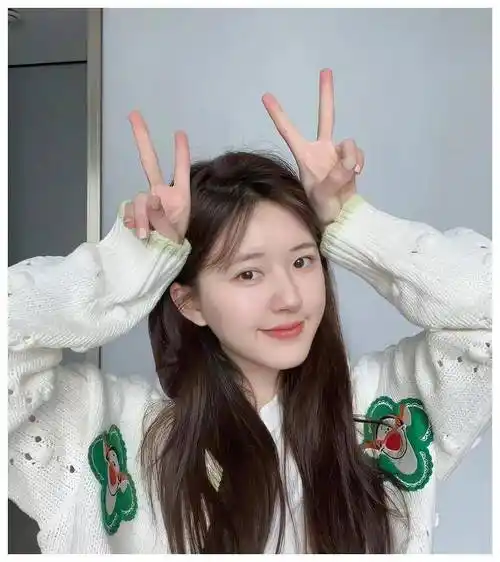 25岁赵露思惊艳抹胸装性感如蜜甜美撩人