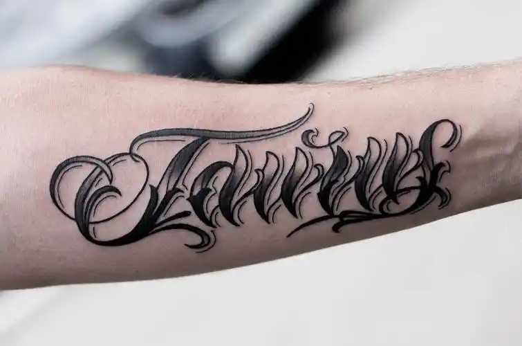 小臂奇卡诺花体字纹身图案